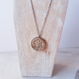 Collier médaille 20mm rose aspect granite